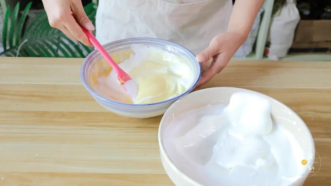 第6步：将打发完成的蛋清，取一勺蛋白霜和蛋黄糊搅拌均匀