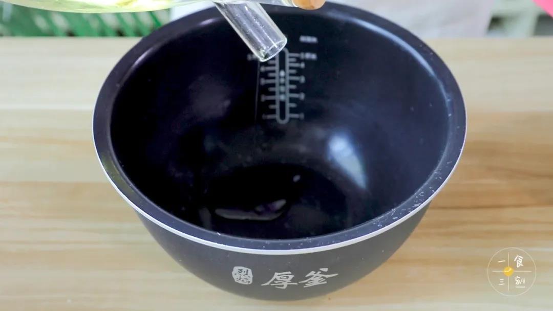 第8步：电饭煲中加入少许玉米油涂抹均匀