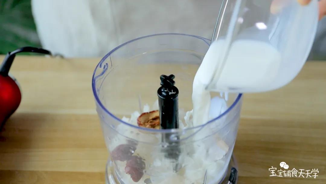 泡发和的银耳、红枣肉倒入搅拌机，加入牛奶搅拌成细腻糊糊