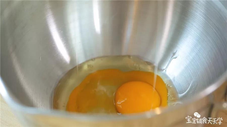 第4步：打出两个鸡蛋，打散