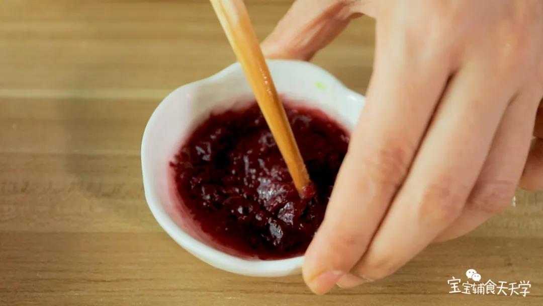 第8步：杨梅酱加入适量凉白开，兑开成自己喜欢的粘稠度