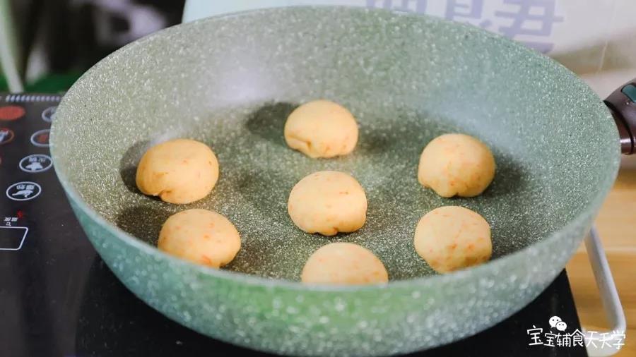 第13步：放入平底锅小火烙