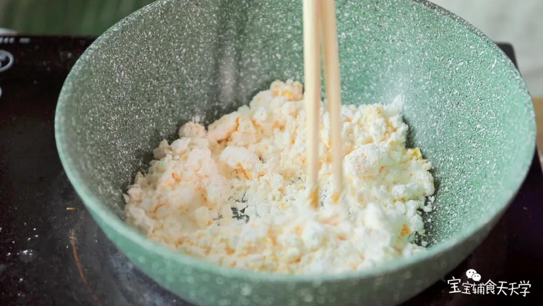 蛋黄、砂糖、玉米淀粉倒入锅中