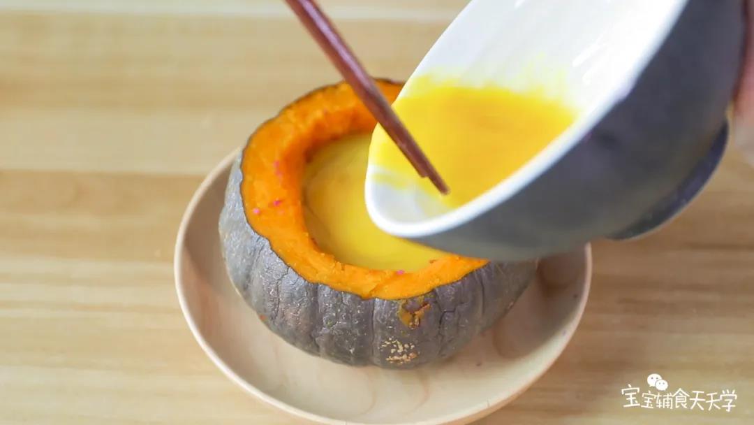 鸡蛋打散，蛋液倒在最上层