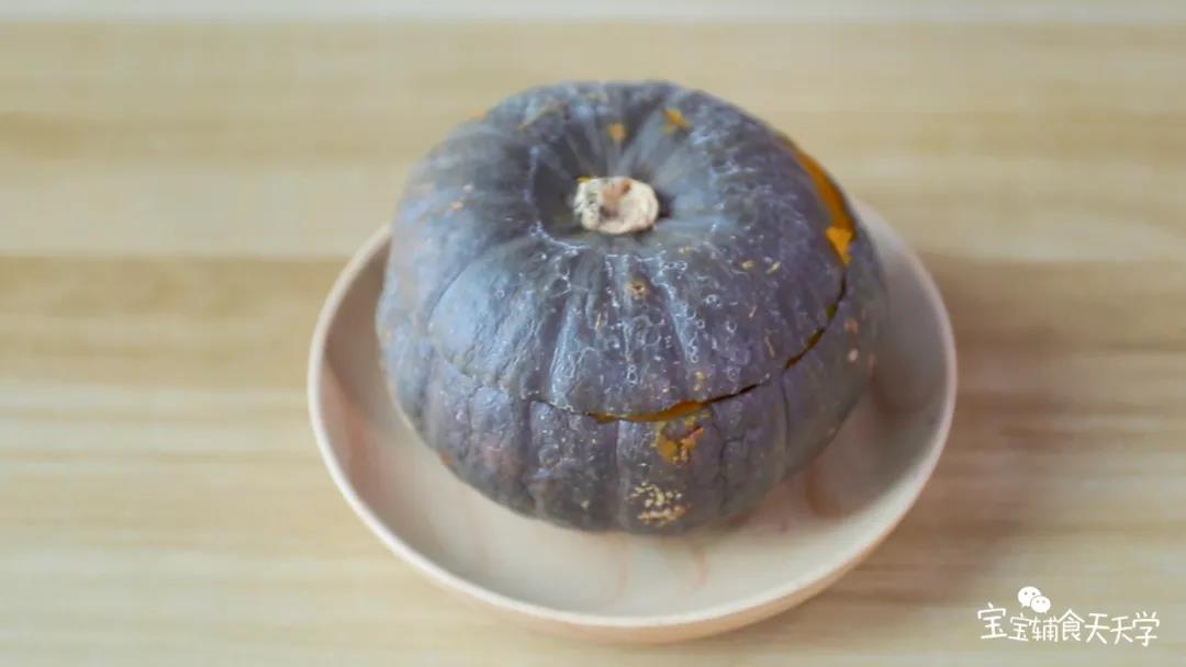 把南瓜顶部盖回去，蒸锅上汽后蒸10分钟至蛋液凝固即可