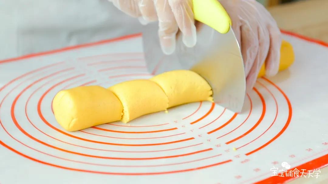 第6步：搓成条状，等份分割