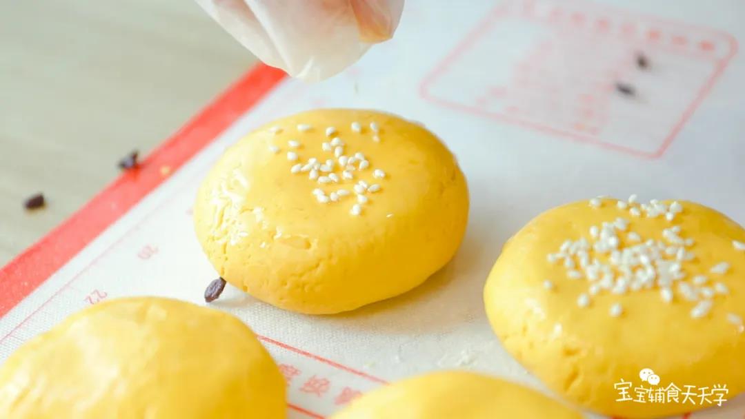 第10步：表面涂薄薄一层玉米油后撒上一点点白芝麻在中间