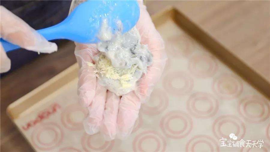 第8步：再勺上一层虾肉盖住奶酪丝