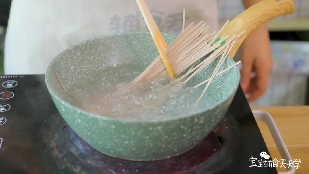 烧开一锅水，放入荞麦面煮熟