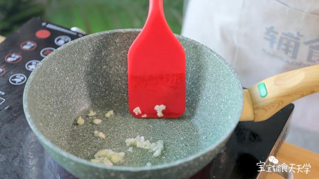 锅里倒油，小火加热，倒入蒜蓉炒香