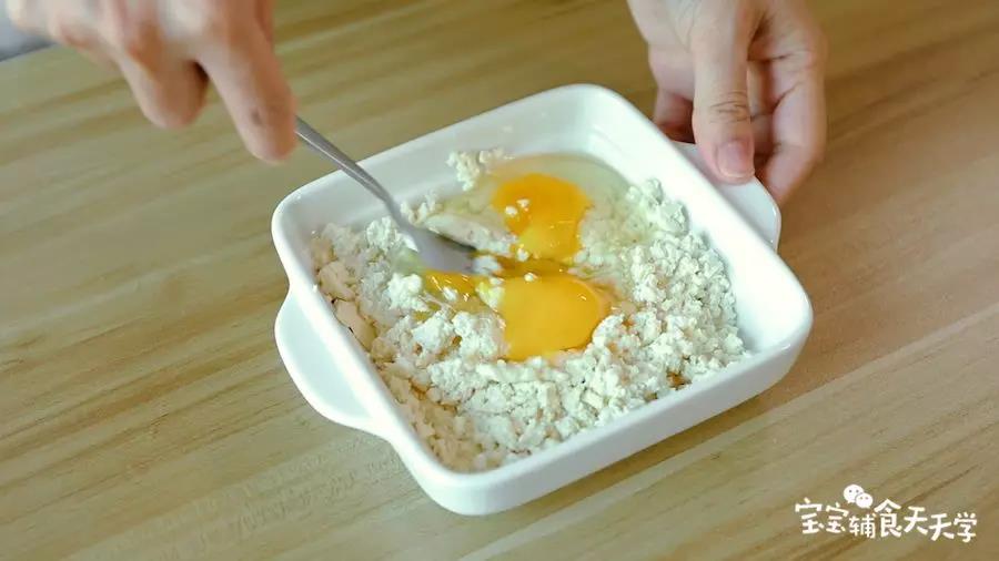 豆腐里打入一个鸡蛋搅拌均匀