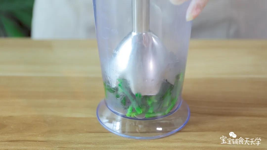 菠菜放入搅拌机打成泥