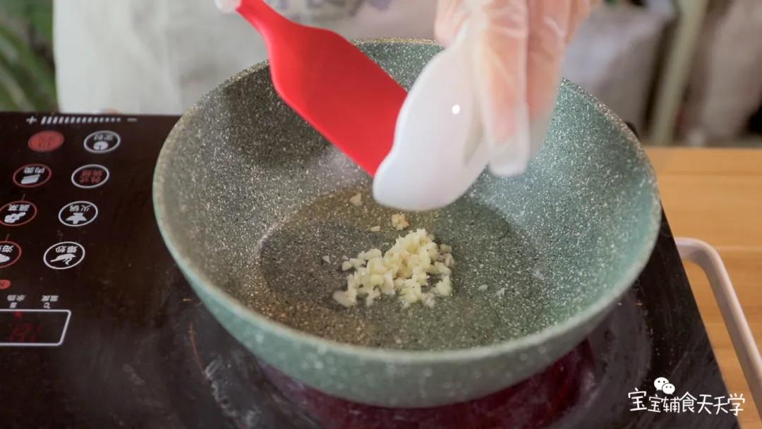 锅里倒油，小火加热，倒入蒜末翻炒