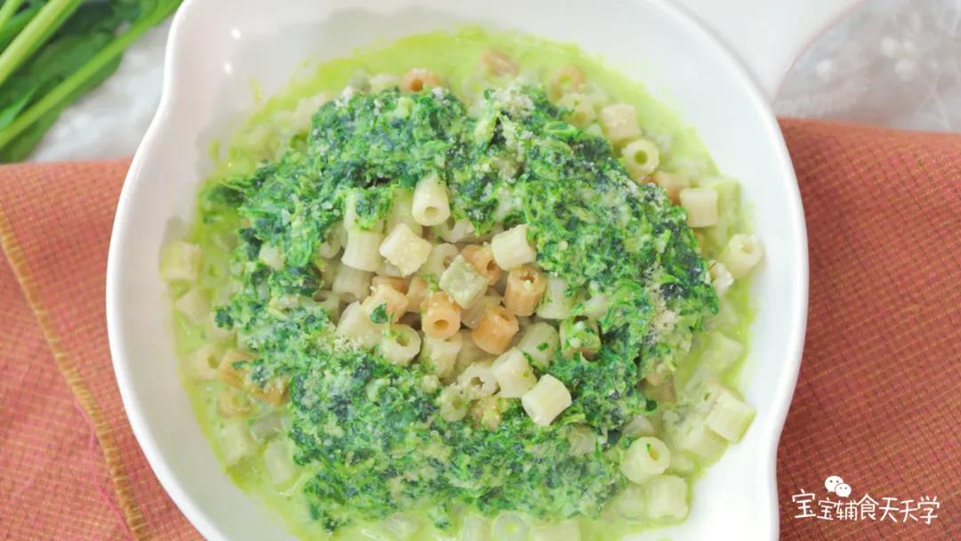 倒出意粉，淋上菠菜酱，撒上芝士粉即可