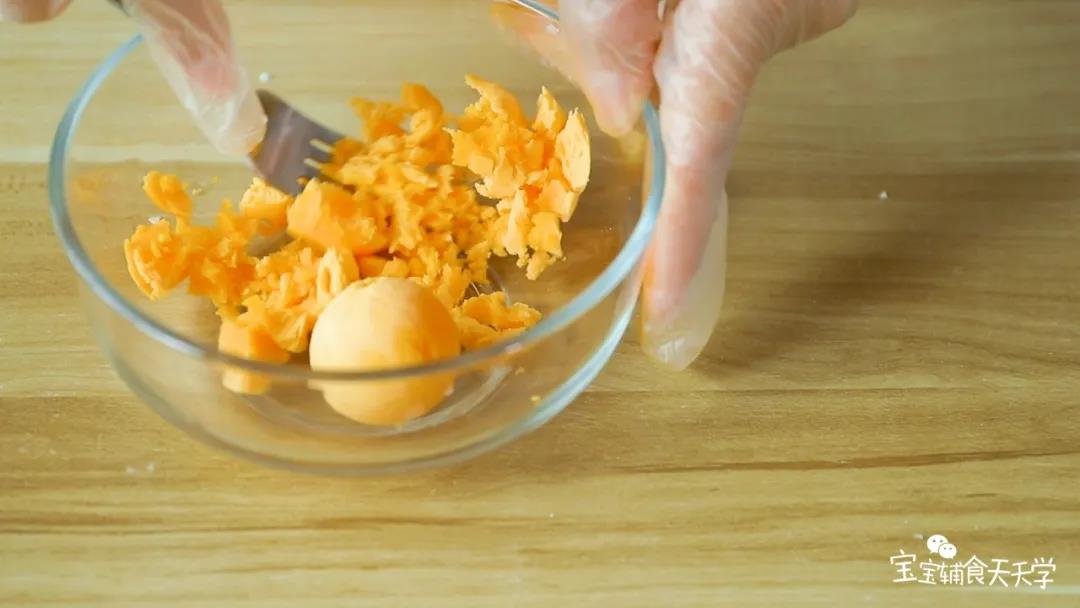 熟鸡蛋取蛋黄，用叉子碾碎（蛋白备用）