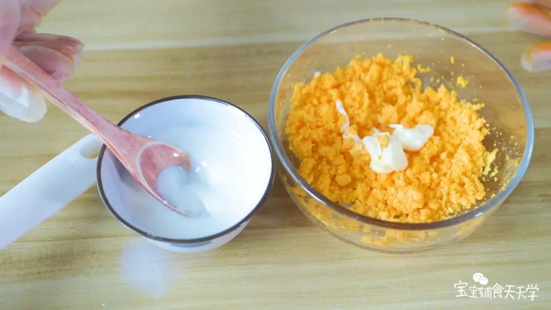 蛋黄碎中加入沙拉酱、牛奶搅拌均匀