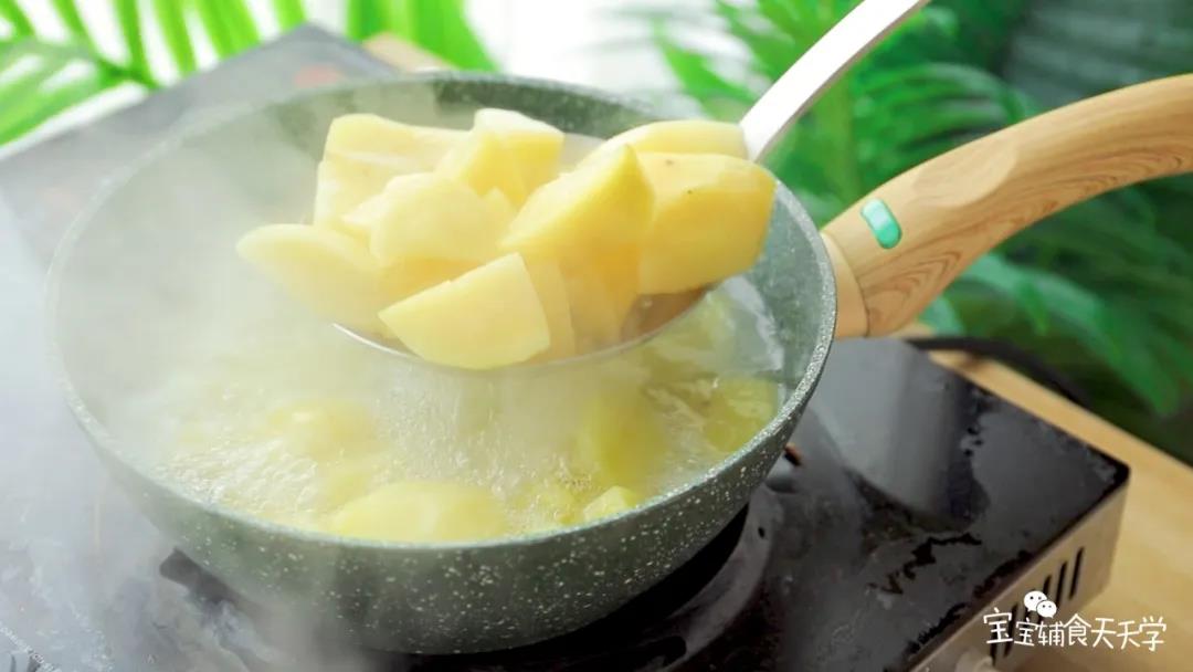 土豆煮熟后捞出压泥