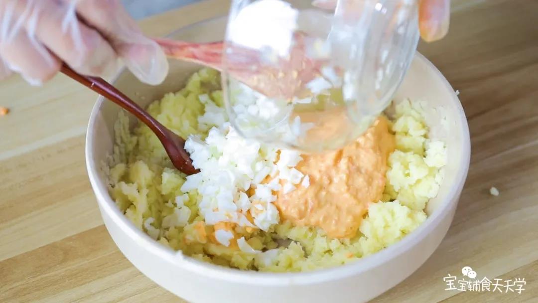 往土豆泥中加入蛋黄酱，蛋白粒，充分搅拌均匀即可
