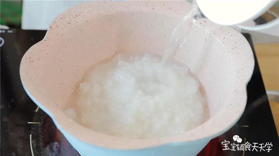 锅里倒入米粥烧开，倒入适量清水烧开至喜好的黏稠度