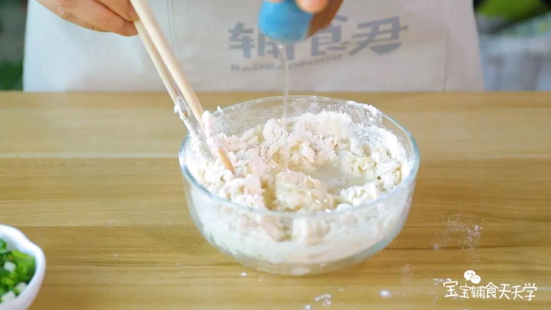 倒入凉白开和食用油