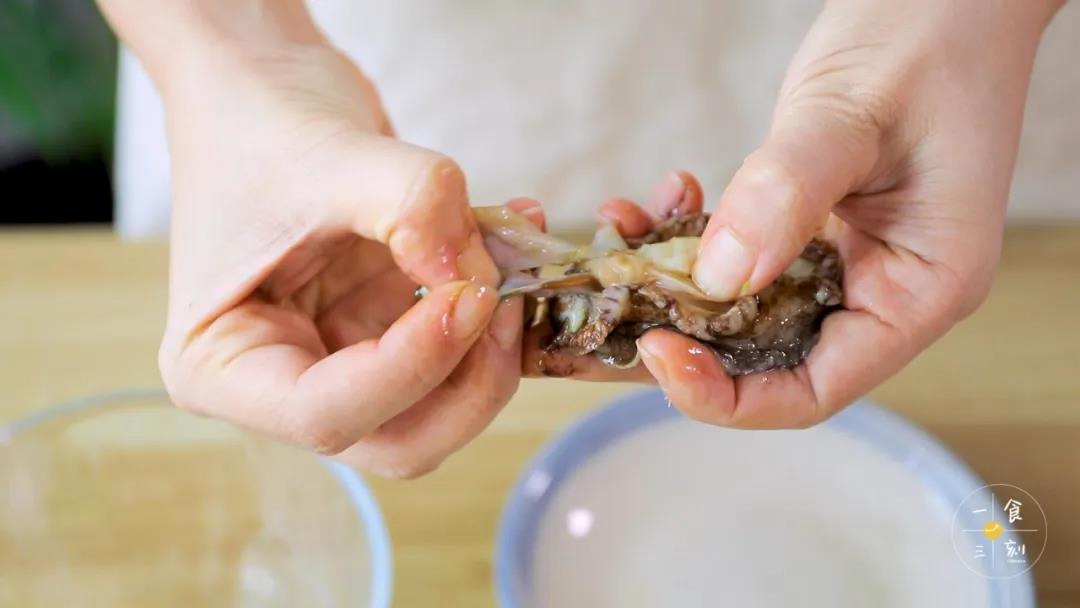 鲍鱼冼净，用勺子去壳，清除内脏，再次洗净