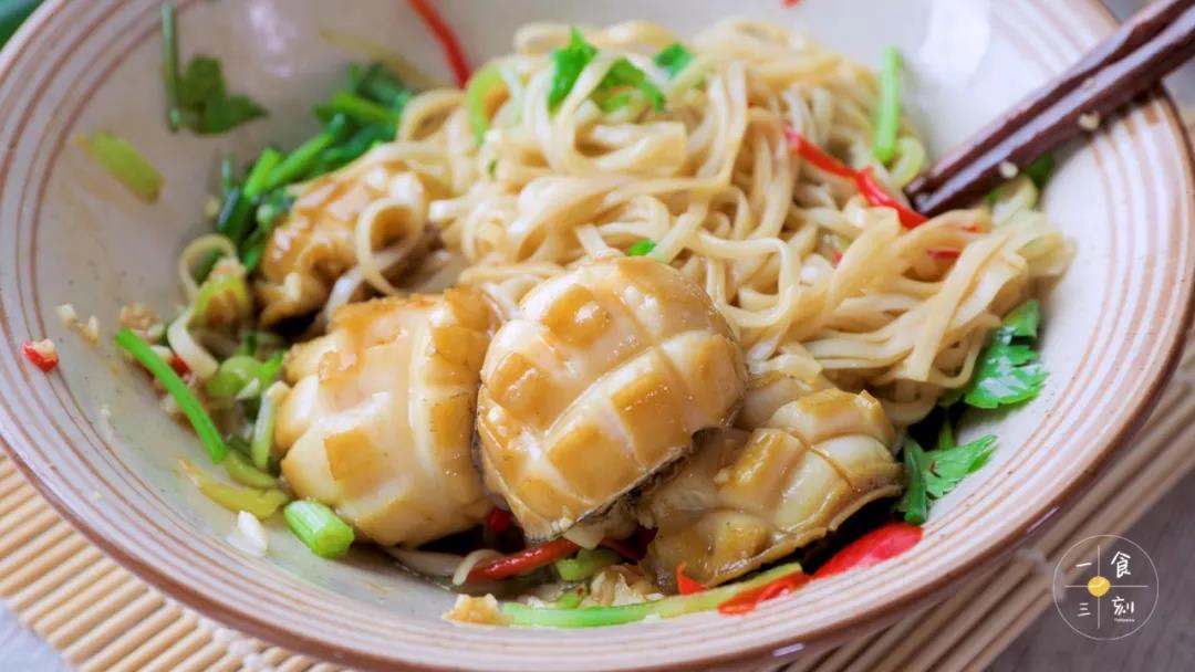 几种简单的调料，一把面条，几分钟就轻松做出开胃面条。鲍鱼可谓锦上添花，让平凡的拌面有了一丝丝“奢华感”。