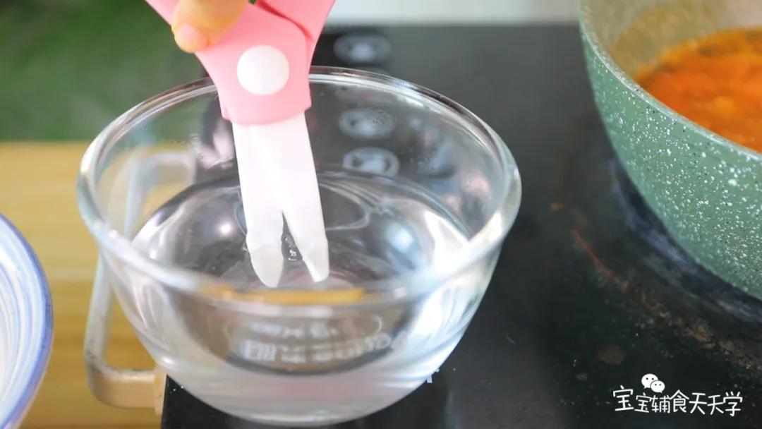 剪入菠菜面团煮熟