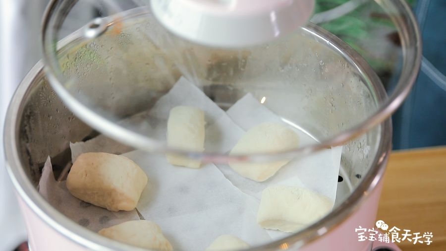 放入已烧开水、并且已熄火的蒸锅中二次发酵15分钟左右