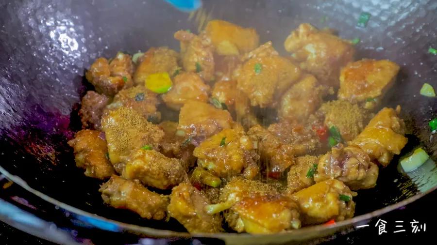 第7步：调入盐，最后撒入孜然粉，炒匀就可以了
