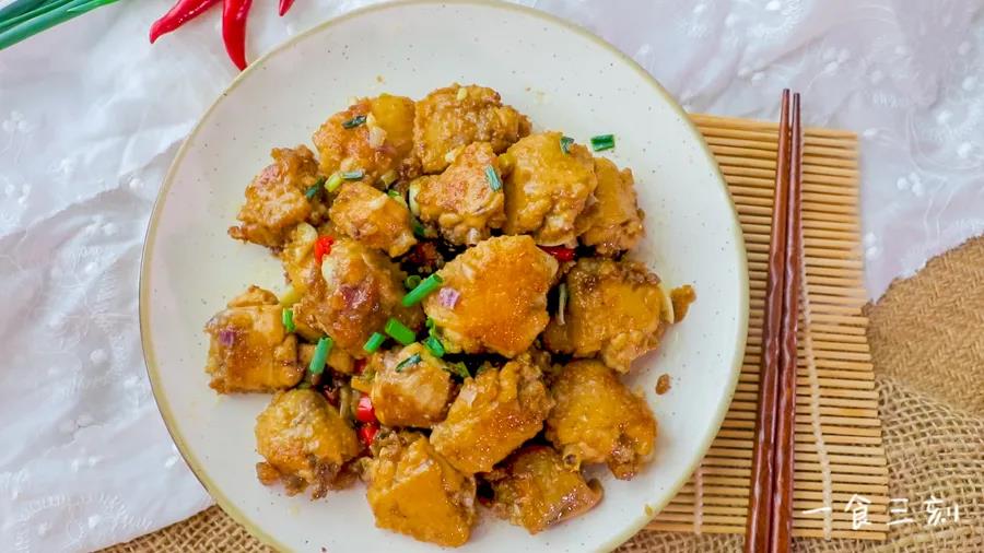 第8步：金黄诱人，切成小块也更易入口，一口唇齿留香，因为加入了孜然粉，好像还吃出了烧烤的味道，回味无穷。