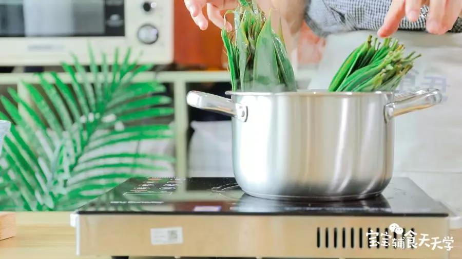 第6步：烧开一锅水，放入粽叶烫一下