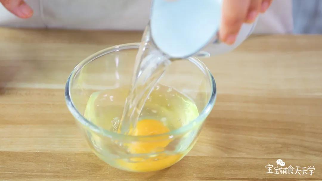 取一个碗，打入鸡蛋，倒入清水
