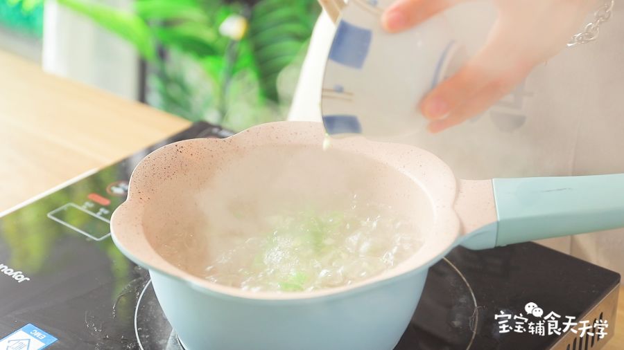 烧开一锅水，倒入青菜粒和面条煮熟