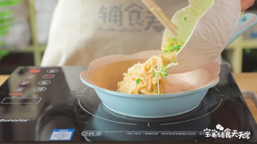 锅里涂一层油，倒入面条