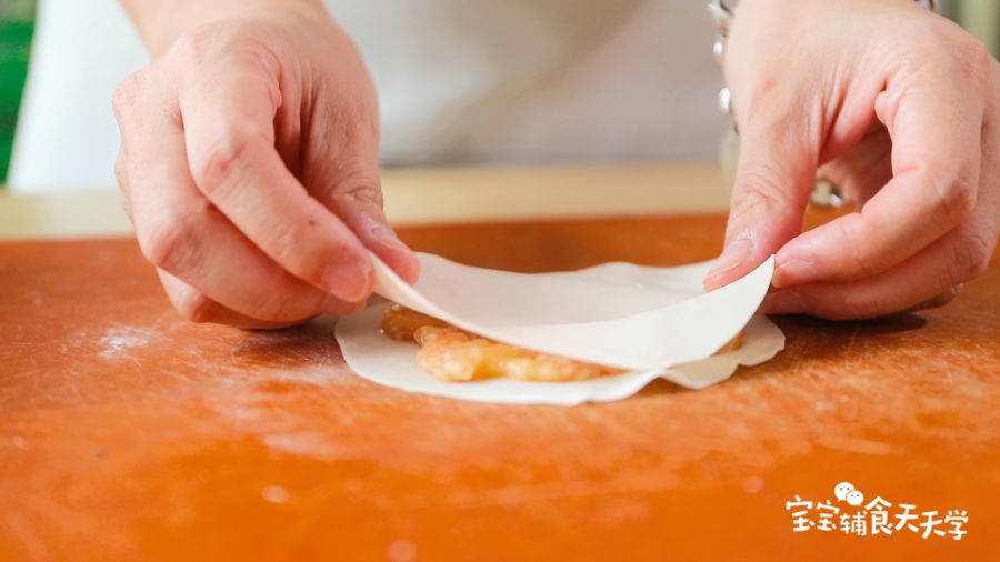 盖上一张饺子皮，可以反复叠几层，也可以只是一层