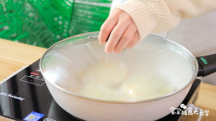 加盖焖煮至水份收干即可