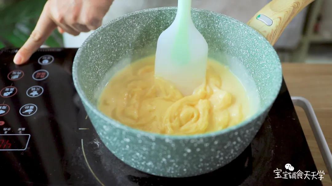 第5步：开火加热，边加热边搅拌至粘稠状态