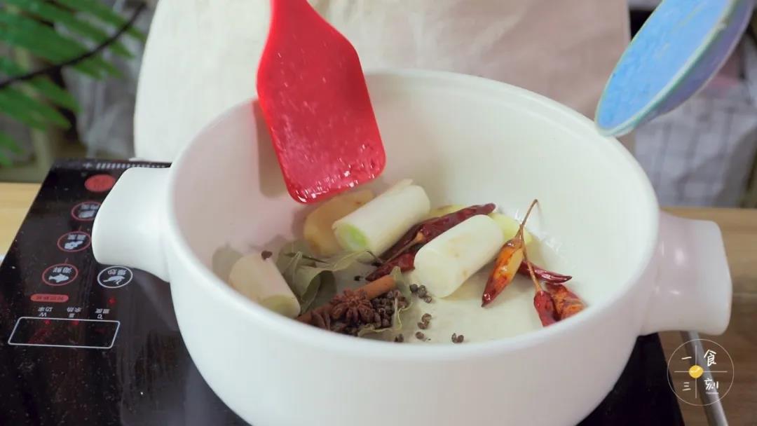 第3步：热锅倒油，放入干辣椒、姜片、大葱、香叶、花椒、八角、桂皮，炒出香味