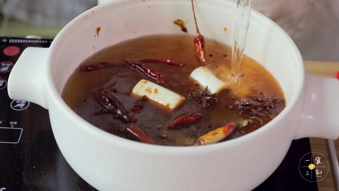 第5步：倒入适量清水，煮沸后放入焯好的猪棒骨，水没过骨头一半即可