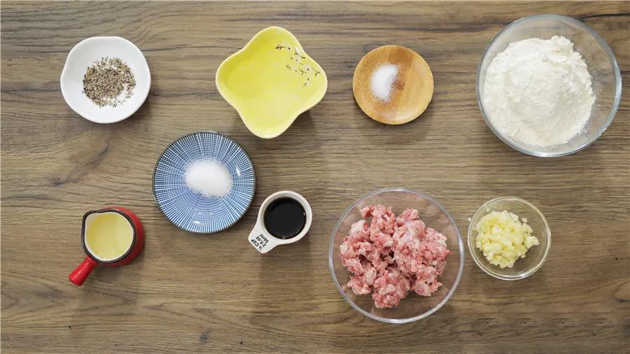 食材准备：爆汁蒜香猪肉馅饼