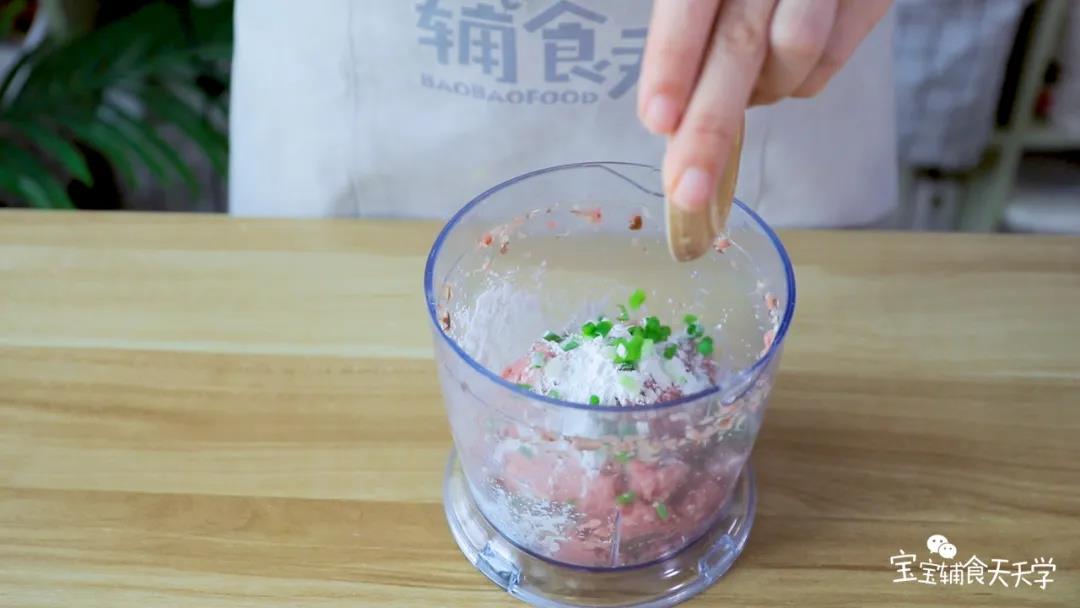 加入鸡蛋、玉米淀粉、葱花和盐