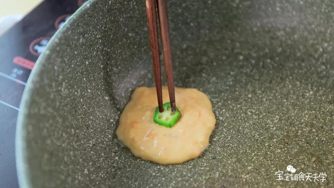 第9步：放入焯过水的秋葵在小圆饼上面，稍稍按压一下