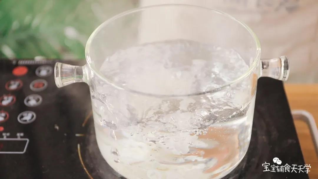 银耳放入锅里，加盖熬煮40分钟