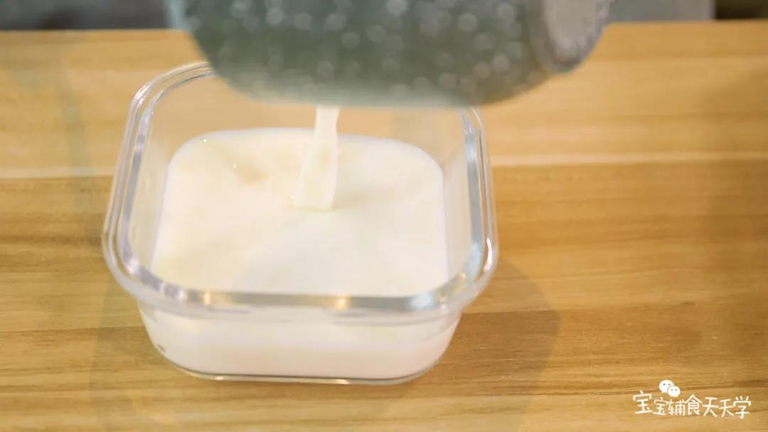 模具底部垫油纸，倒入酸奶糊糊