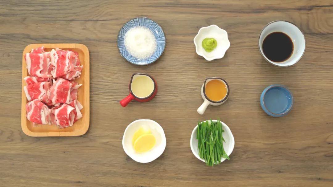 食材准备：肥牛 / 200克，姜片 / 2片，芥末 / 10克，生抽 / 20克，砂糖 / 10克，麻油 / 5克，白醋 / 5克，食用油、葱丝(青、白)适量