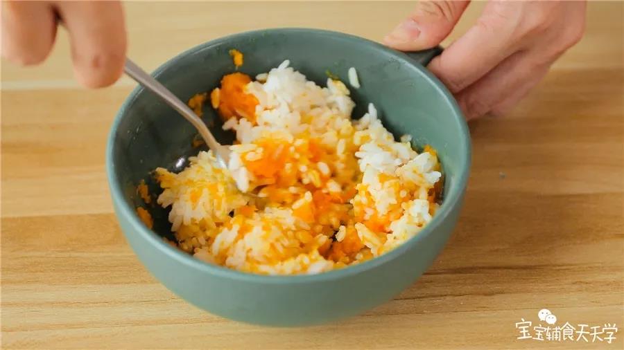 倒入软米饭拌匀，备用