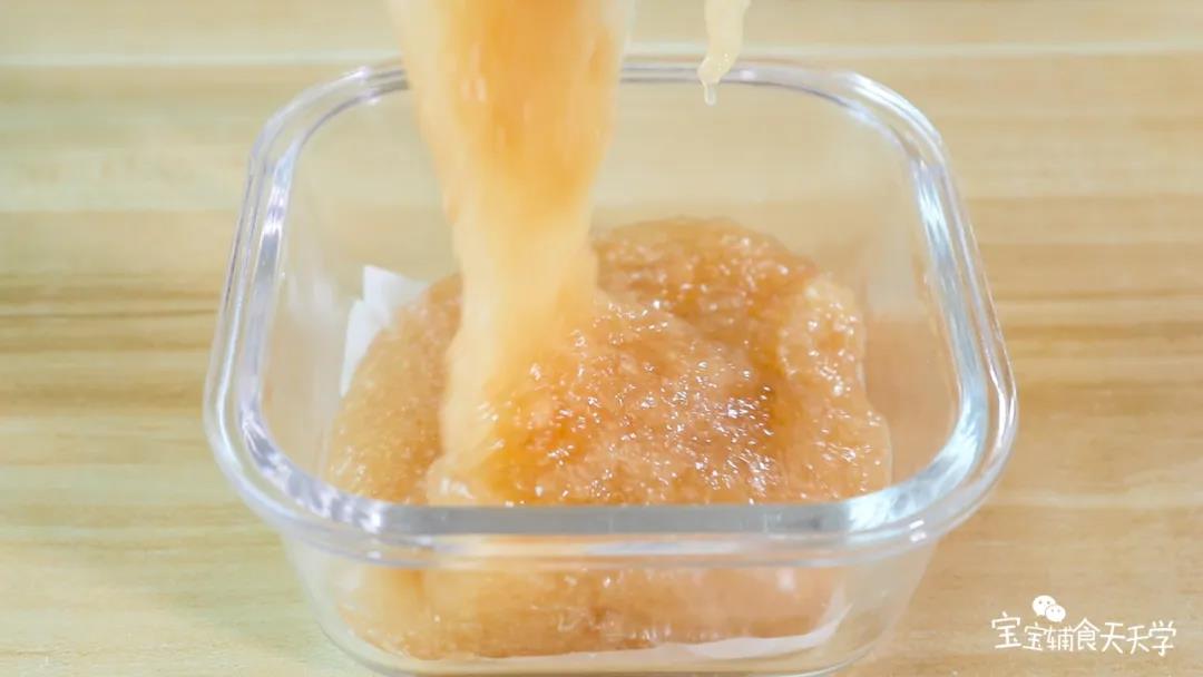 第8步：玻璃容器底部铺上油纸，倒入糊糊