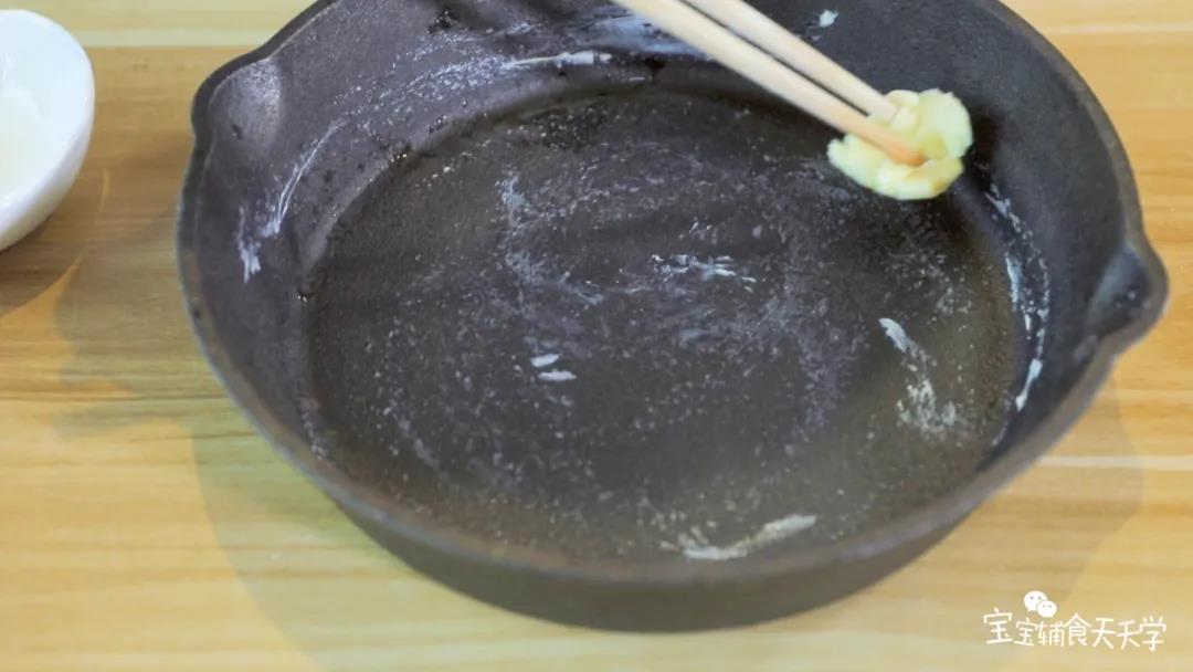 取一个可以进烤箱的模具（圆形，阔口），内壁均匀抹上黄油