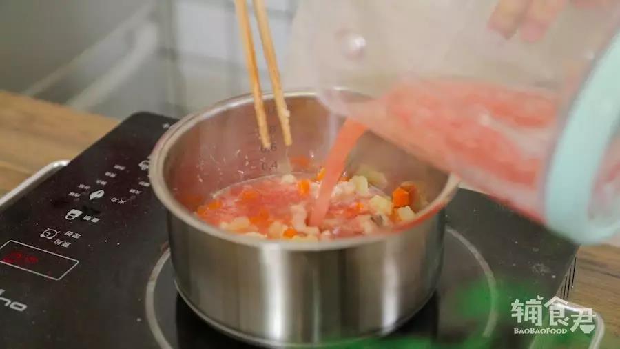 第8步：倒出番茄泥进小锅里，煮开