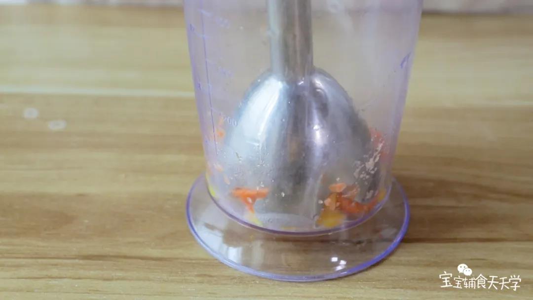 玉米粒和胡萝卜放入搅拌机搅碎